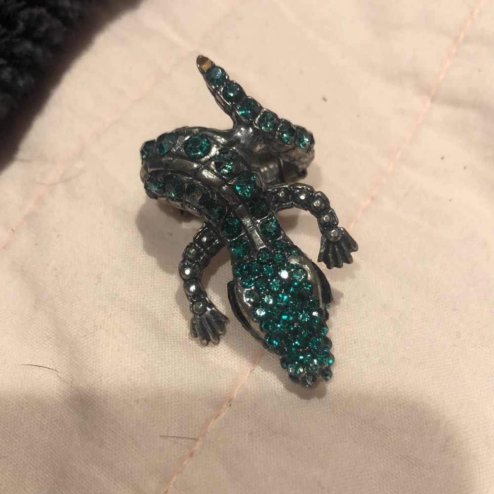 Alligator stretch ring